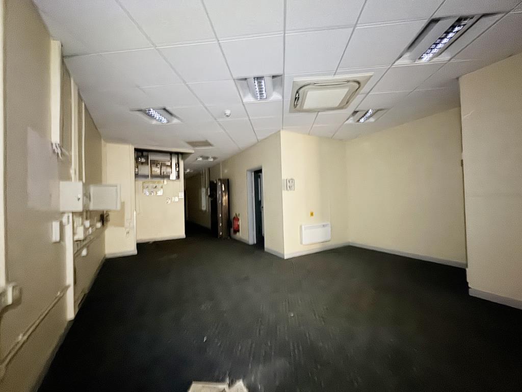 Lot: 85 - FORMER BANK PREMISES - Spacious ground floor space